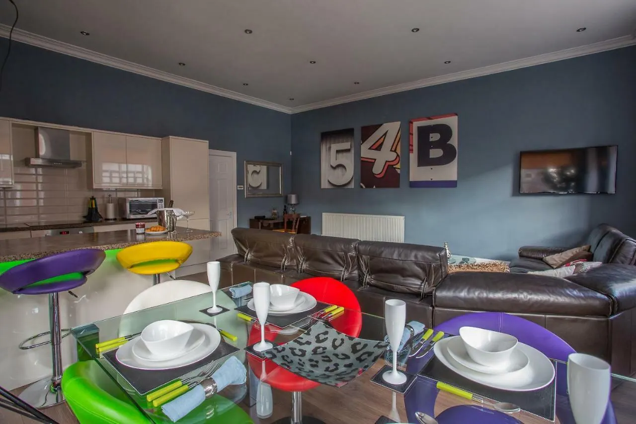 Most Central Luxury Apartment - Sleeps 4 & Free Parking! Chester