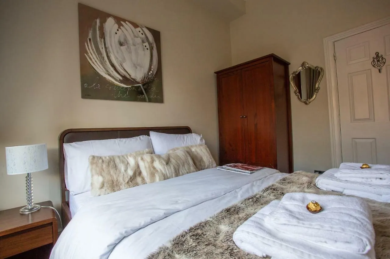 Most Central Luxury Apartment - Sleeps 4 & Free Parking! Chester