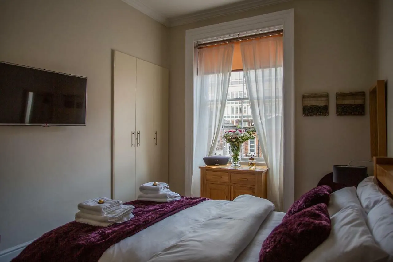 Most Central Luxury Apartment - Sleeps 4 & Free Parking! Chester