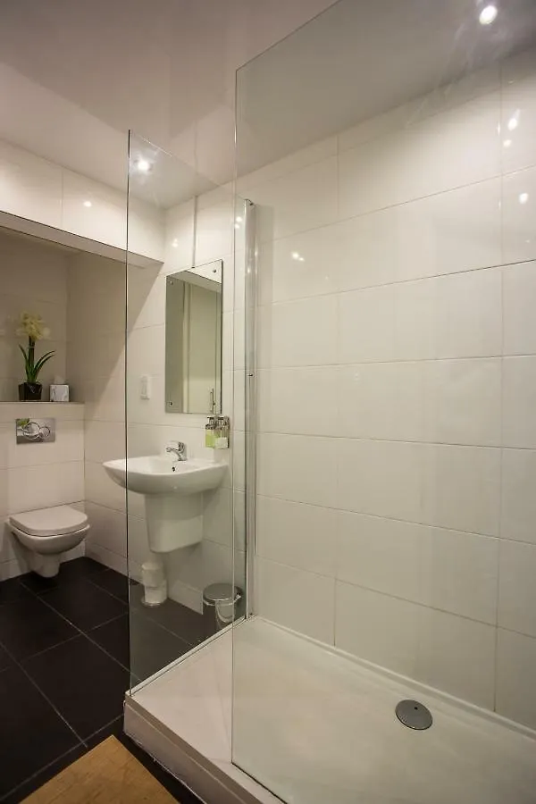 Most Central Luxury Apartment - Sleeps 4 & Free Parking! Chester